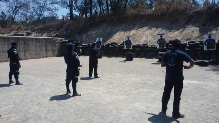 Práctica de tiro y manejo de arma en la academia SERSEVI
