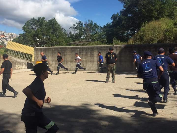 Agentes de SERSEVI durante entrenamiento físico en la academia interna