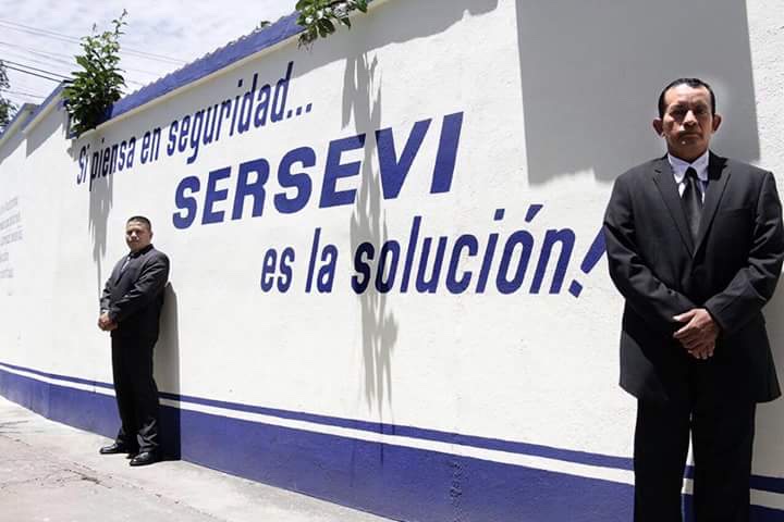Agentes de SERSEVI prestando servicio de seguridad privadda