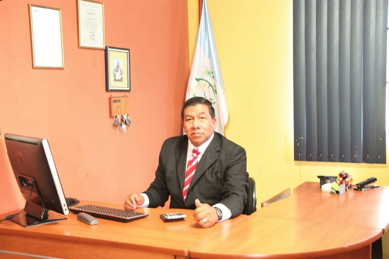 Domingo Uluan, fundador de SERSEVI, en su oficina
