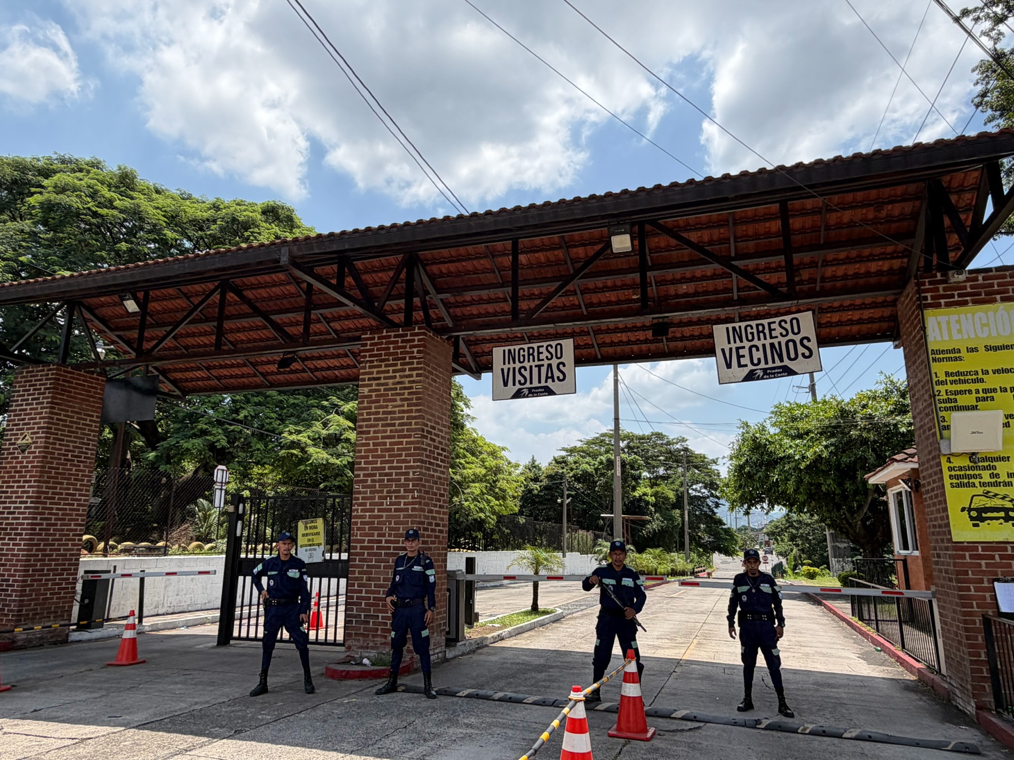 Agentes SERSEVI en garita de ingreso residencial