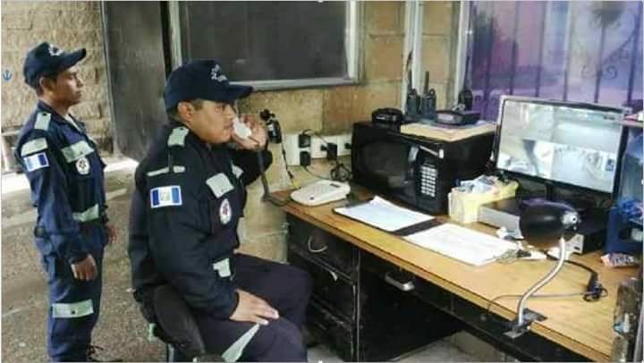 Agente de SERSEVI en monitoreando las cámaras de seguridad