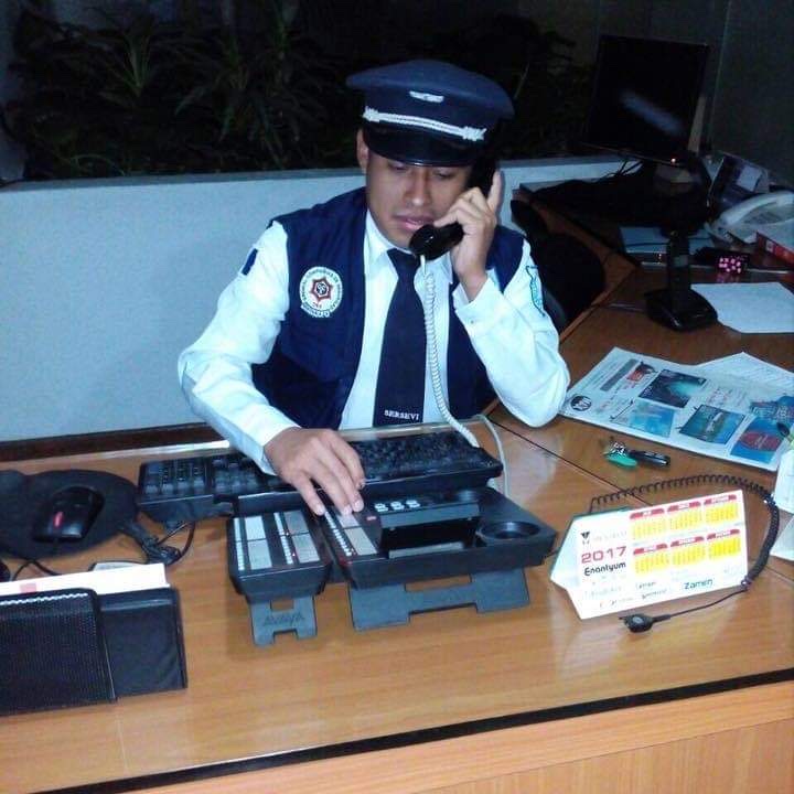 Agente de SERSEVI atendiendo la central de monitoreo