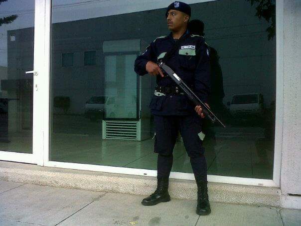 Agente de SERSEVI en ronda de vigilancia frente a un local comercial