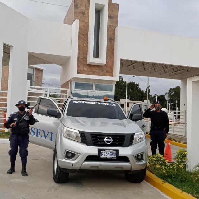 Vehículo de custodia SERSEVI en ingreso de residencial