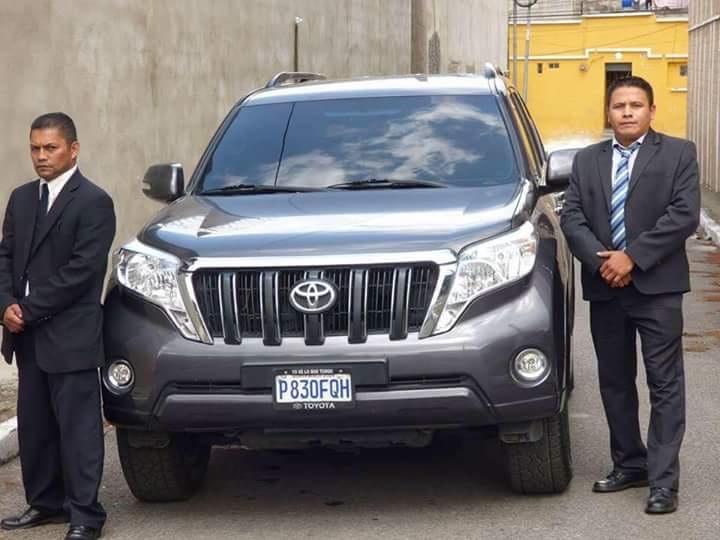 Agentes de SERSEVI como guardaespaldas junto a vehículo ejecutivo